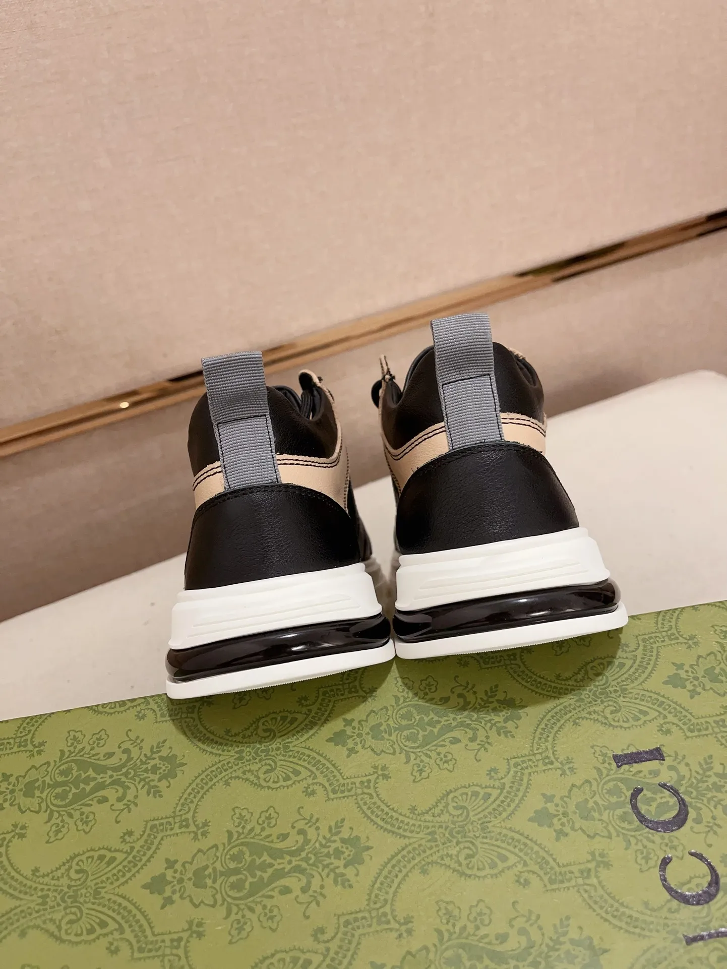 Men's shoes 💰 440 💰 High-quality new high-top GUCCI counters are on the market at the same time. The new men's shoes, 😘fabrics are selected imported cowhide, lining: sheepskin lining. 👍🏿 High-end ☄️ air-cushion molded anti-slip rubber outsole, exquisite lines, simple and elegant, comfortable and high-end for leisure travel. Code number: 38 to 44 (45 can be customized and cannot be returned or exchanged)